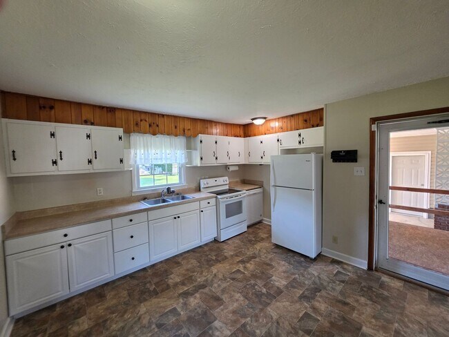 Building Photo - 3/1 in Elizabethton on corner lot in quiet neighborhood
