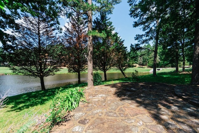 Building Photo - Beautiful Backyard Oasis on the Golf Course!