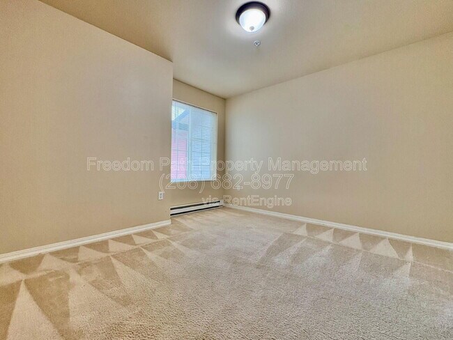 Building Photo - 310 N Promenade Loop