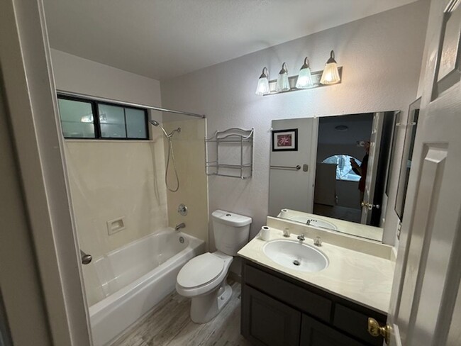 Building Photo - 3-Bedroom Pinole Townhouse with Spacious L...