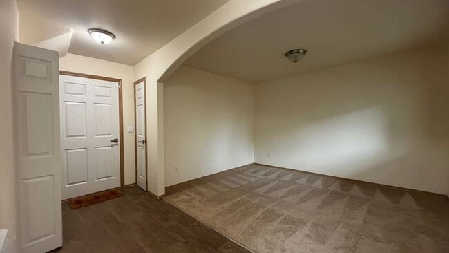 Building Photo - Spacious 3 Bedroom, 3 Bath End-Unit Condo – Parkview Village, Lynnwood