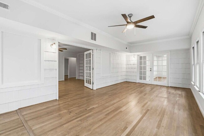 Building Photo - Spacious and Unique 5-Bedroom Ranch in Chapel Hill!