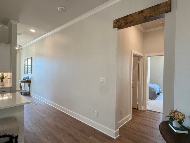 Building Photo - 9248 Villas Ct