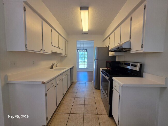 Building Photo - 127 Stockbridge Dr