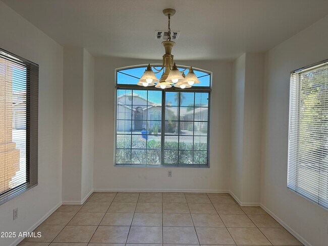 Building Photo - 2326 E Aire Libre Ave