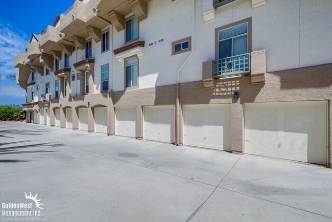 Building Photo - Elegant Dual Master 2Bdm 2.5Ba Townhome in...