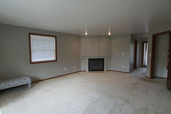 Building Photo - Beautiful 4BR/3BA Home in Steilacoom – Minutes to JBLM