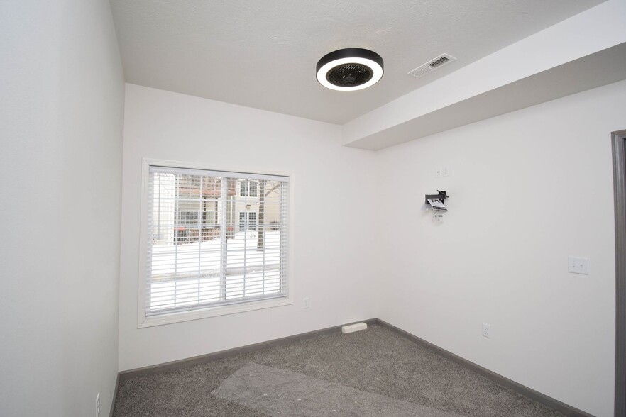 Building Photo - 7446 S Louise Ave