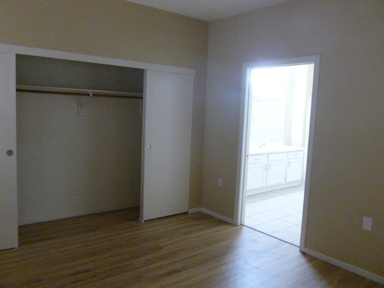 Building Photo - 3400 Cabana Dr