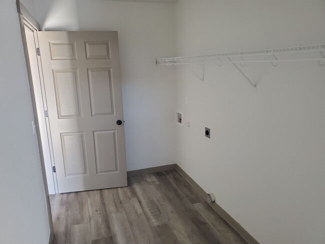 Building Photo - 1545 SW Kalama Ave