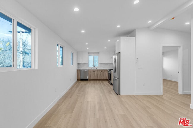 Building Photo - 5413 1/2 Troost Ave