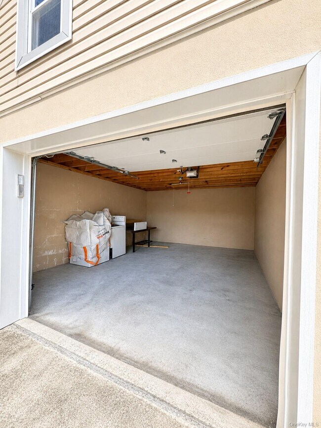 Building Photo - 131 Roslyn Rd