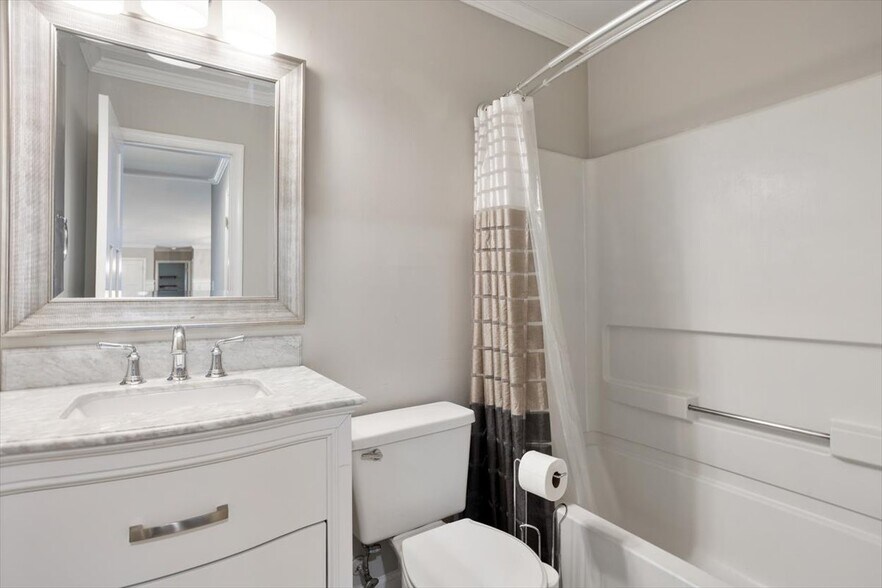 Building Photo - 2400 Calvert Dr