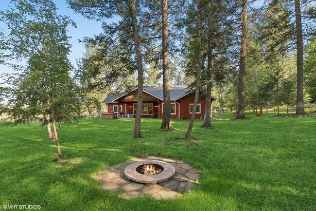 Building Photo - Stunning Columbia Falls Home w/horse pasture