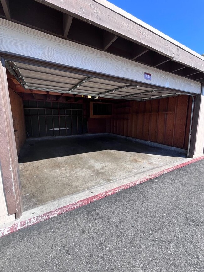 Building Photo - SINGLE STORY 3 BR/ 2 HOME WITH 2 CAR GARAGE