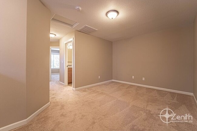 Building Photo - 3307 NE 43rd Pl
