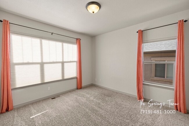 Building Photo - BEAUTIFUL 4BD + OFFICE MAIN-LEVEL LIVING H...