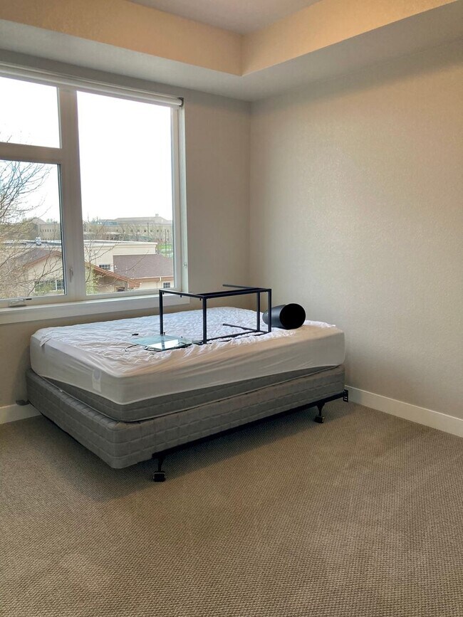 Building Photo - Spacious 3-Bed, 2-Bath Condo in the Desirable Rigden Farm Area