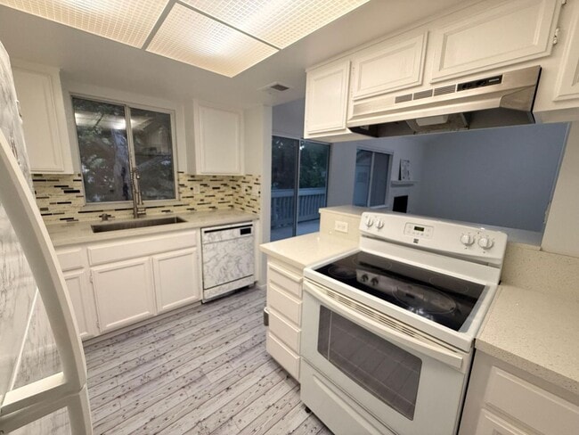 Building Photo - Updated 2 Bedroom, 2 Bath Condo in Gated Summershore Community – San Jose!