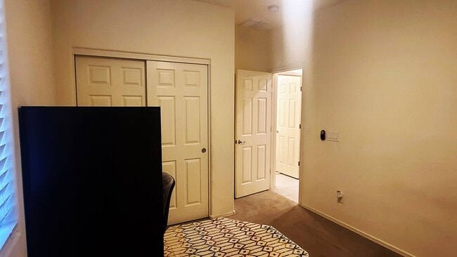 Building Photo - Like new 4-bedroom with Teen suite & Commu...