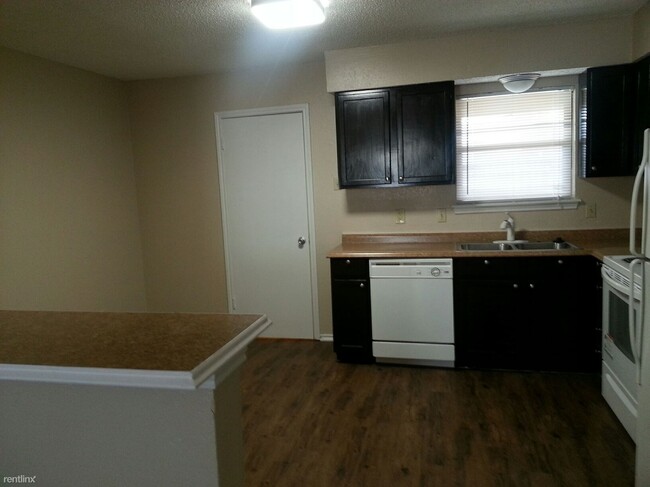 Building Photo - 2 br, 2 bath 4plex - 640 South Rogers Road...