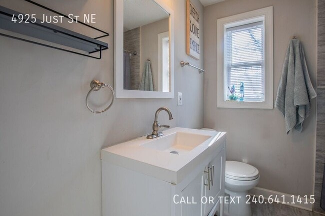 Building Photo - 4925 Just St NE