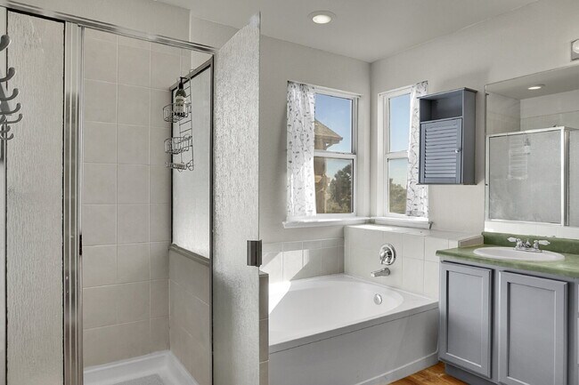 Building Photo - $2,695.00, 4 bed, 3.5 bath, located in Col...