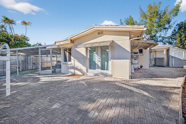 Building Photo - 1570 NE 30th Pl