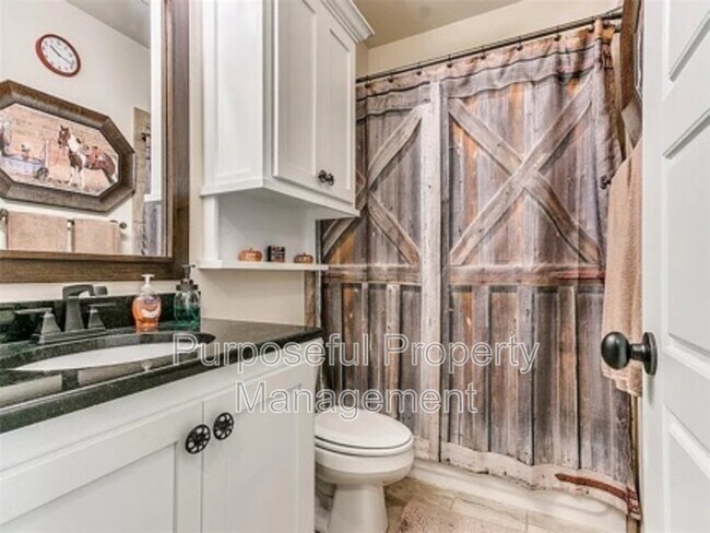 Building Photo - 811 E Mosier St