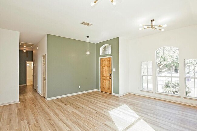Building Photo - 105 Galloping Trail