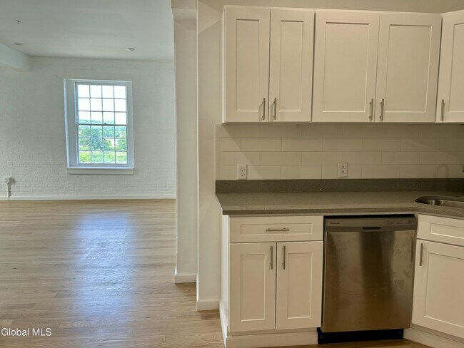 Building Photo - 155 River St