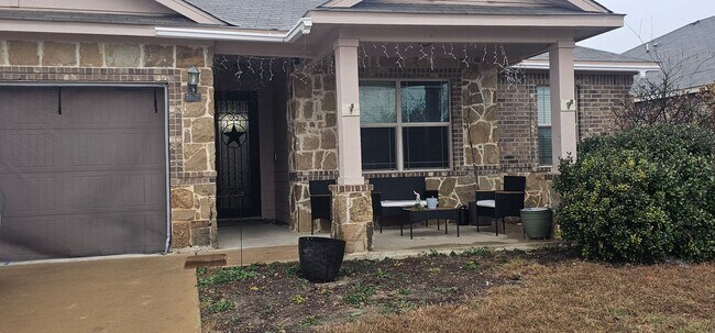 Building Photo - 211 W Mockingbird Ln