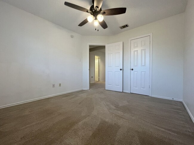 Building Photo - Big 3/2 Townhome Close to Downtown