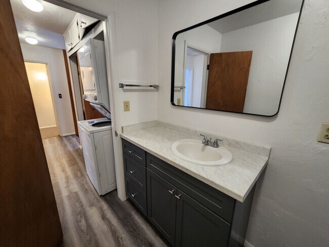 Building Photo - 221 - Steelhead Ave Duplex