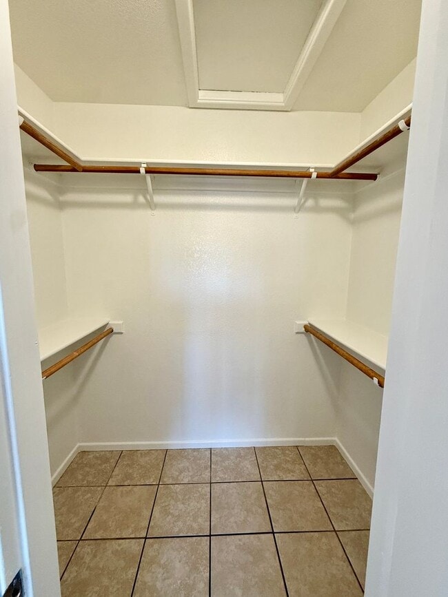 Building Photo - Centrally Located Townhouse