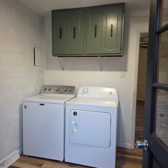 Building Photo - 8011 Kenmore Dr