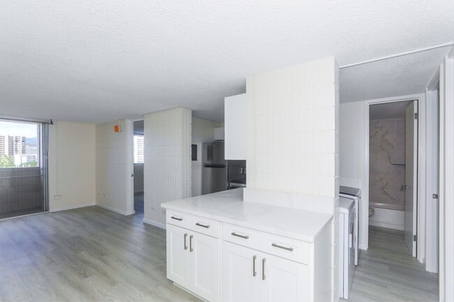Building Photo - Sunset Lakeview - Fully renovated 3 bedroom, 2 bath on lower floor comes with tandem parking for ...
