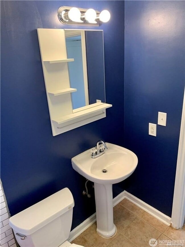 Building Photo - 2bd/1ba Seattle Home