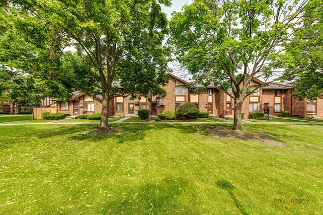 Building Photo - 1S134 Holyoke Ln