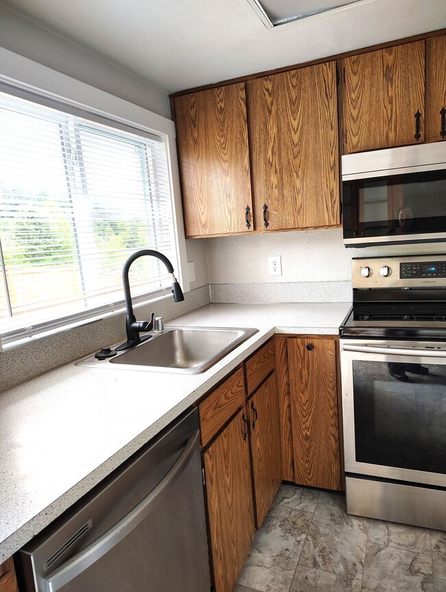 Building Photo - ******* FANTASTIC HOUSE RAMBLER-STYLE in f...