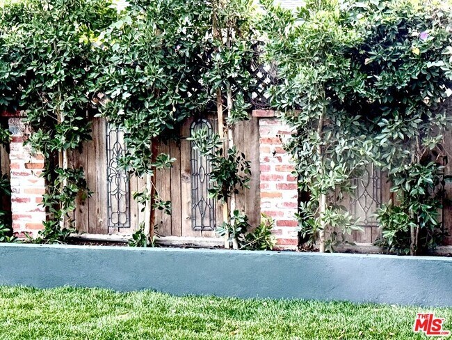 Building Photo - 370 Main St