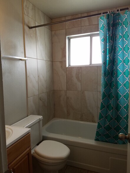 Building Photo - 215 River View Dr