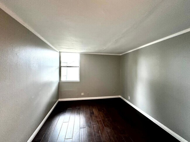 Building Photo - ***MOVE-IN SPECIAL 2 WEEKS FREE RENT***Spa...
