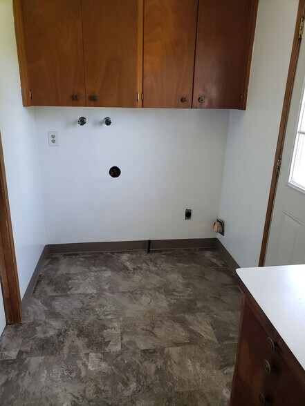 Washer/Dryer hookup - 12202 E 10th Ave