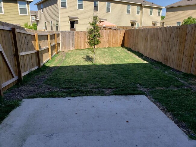 Building Photo - Spacious 3 Bed / 2.5 Bath Townhome in Quiet North Side Community