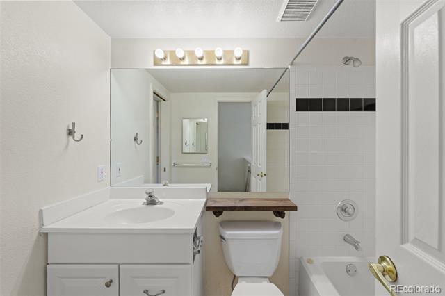 Building Photo - 6082 Colony Cir