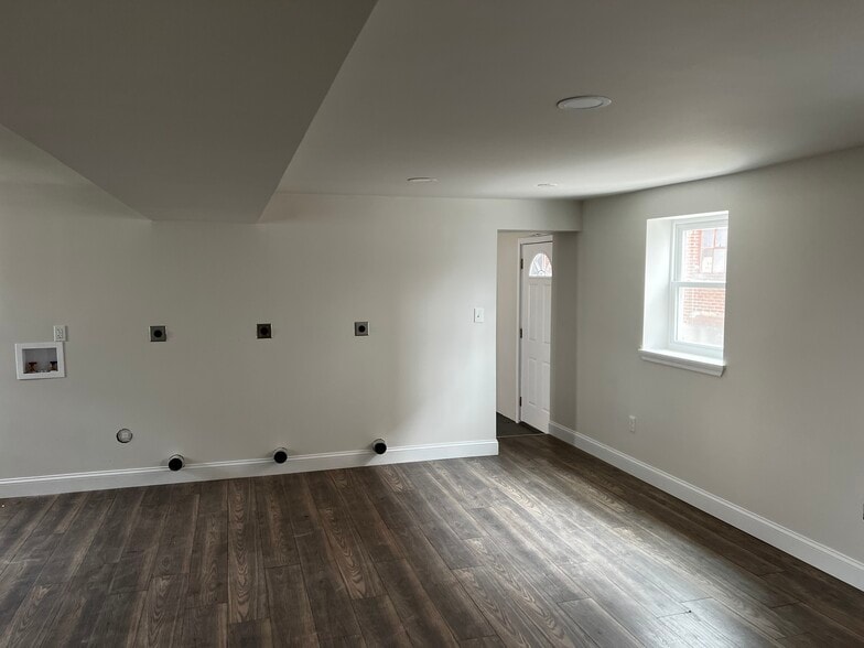 Building Photo - 566 E High St