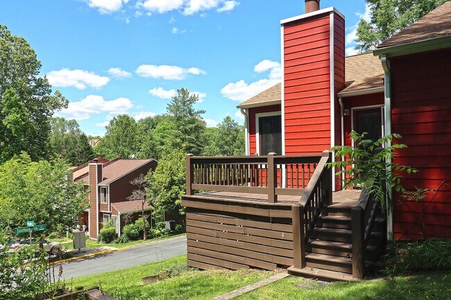 Building Photo - Move-in Ready End-Unit Stonehenge Townhome