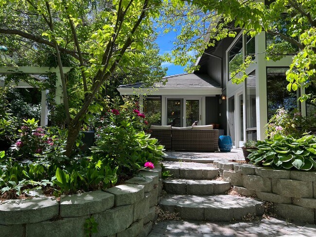 Building Photo - Gorgeous Lakeridge Shores Home Available Now