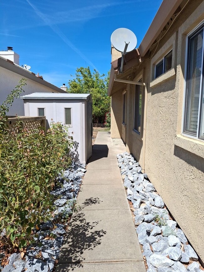 Building Photo - Central Roseville - Single Story 3 bedroom...